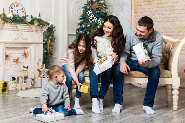 Weihnachtsfamilien-Porträt im Hauptfeiertags-Wohnzimmer