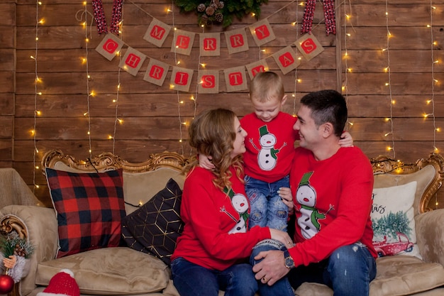 Weihnachtsfamilienporträt in Weihnachtsbaum-Innenbeleuchtung Frohes neues Jahr mit Kindern