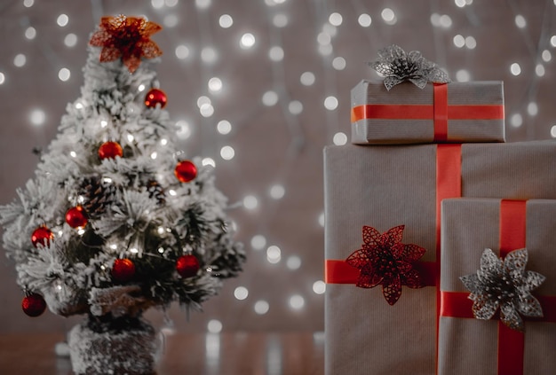 Weihnachtsfeier Feiertagsfeier verschwommen Weihnachtsbaum und Geschenke leuchten im Hintergrund