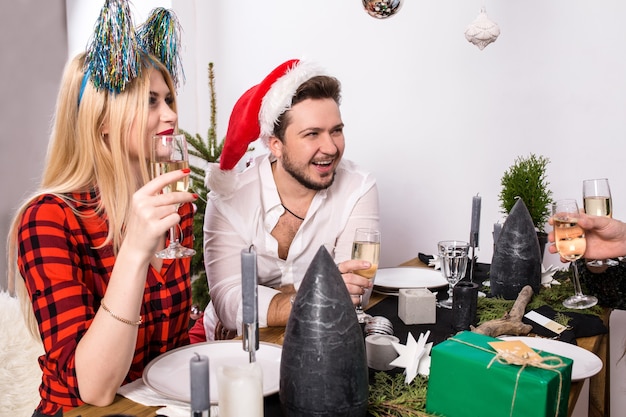 Weihnachtsfeier fröhliche Freunde beim Trinken und Spaß