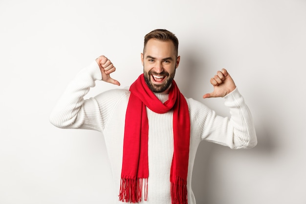 Weihnachtsfeier und Feiertagskonzept mit schönem jungen Mann