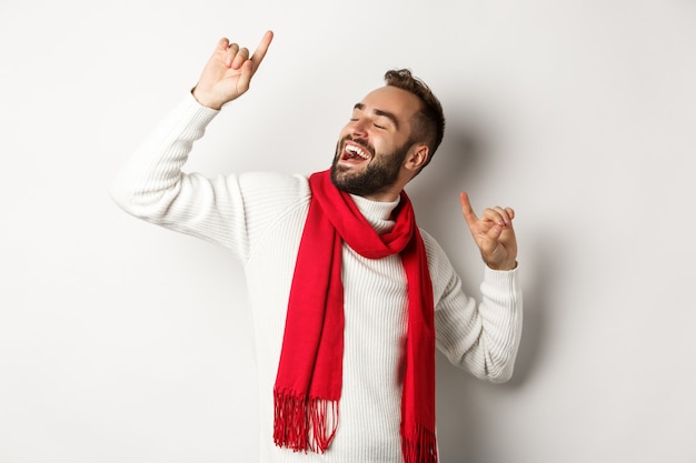 Weihnachtsfeier und Feiertagskonzept mit schönem jungen Mann