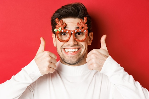 Weihnachtsfeier und Feiertagskonzept mit schönem jungen Mann