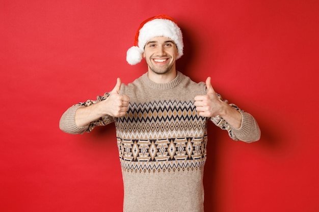 Weihnachtsfeier und Feiertagskonzeptkonzept mit schönem jungen Mann