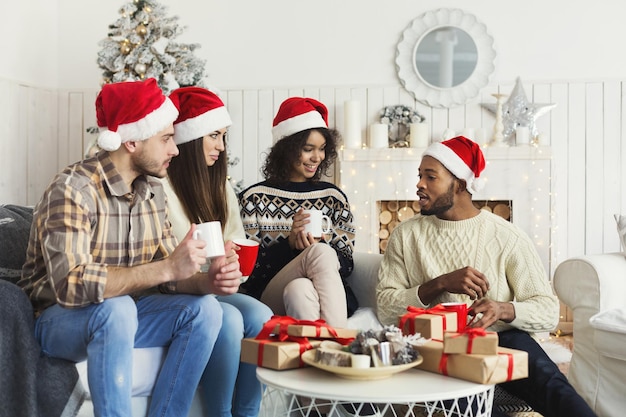 Weihnachtsfeier und Home-Party-Konzept - glückliche multiethnische Freunde, die Kakao trinken, Platz kopieren