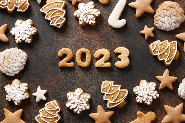 Weihnachtsfeiertage handgefertigte Kekse, die um das Datum 2023 angeordnet sind