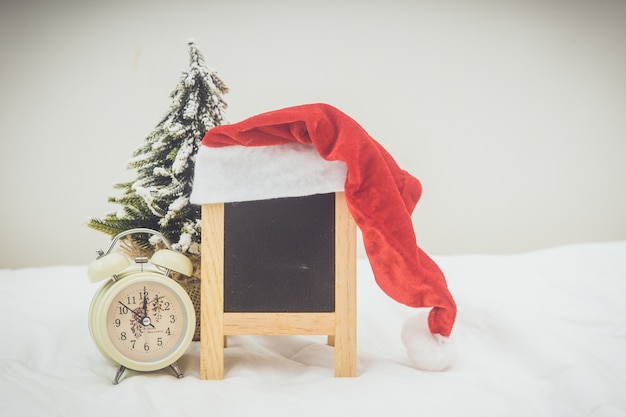 Weihnachtsfeiertagsdekorationen mit Tafel auf weißem Hintergrund.