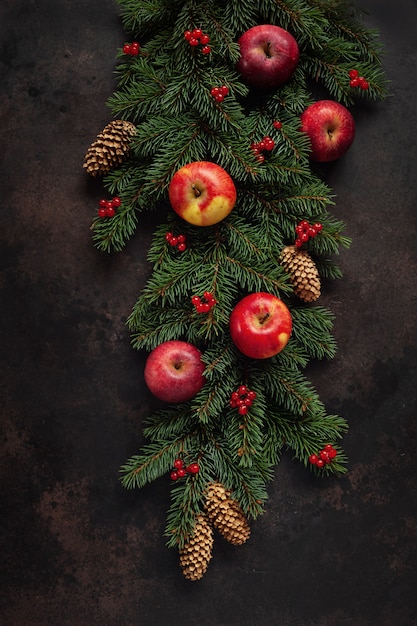 Weihnachtsfeiertagshintergrund mit Tannenbaumasten