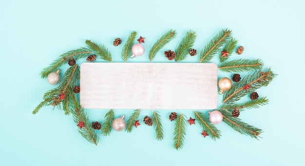 Weihnachtsfeiertagshintergrund, Rahmen mit Tannenzweigen, Kugeln und Zapfen, Wintersaisongruß