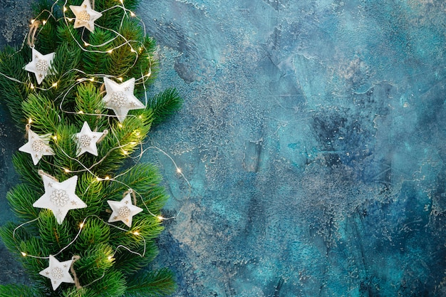 Weihnachtsfeiertagsrahmen mit festlichen Verzierungen - weiße Metallherzen und alte pjcket wathes auf altem Blau. Weihnachten mit Kopierraum
