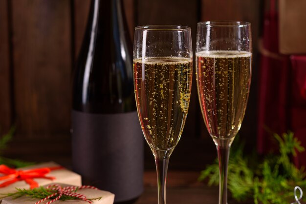 Weihnachtsfeiertagstabelle mit Gläsern und einer Flasche Wein