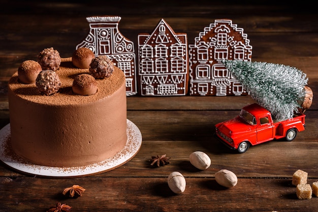 Weihnachtsfeiertagstabelle mit köstlichem Trüffelkuchen und schönen Lebkuchen. Feststimmung am Heiligabend