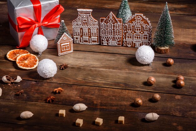 Weihnachtsfeiertagstabelle mit köstlichem Trüffelkuchen und schönen Lebkuchen. Feststimmung am Heiligabend