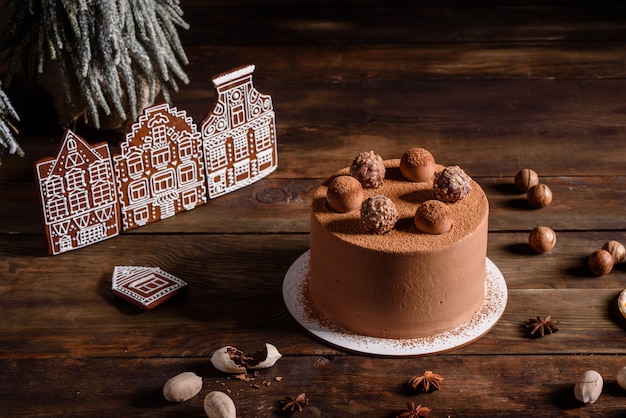 Weihnachtsfeiertagstabelle mit köstlichem Trüffelkuchen und schönen Lebkuchen