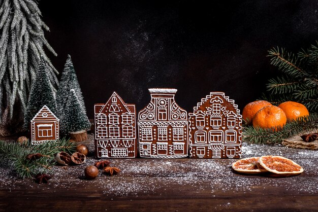 Foto weihnachtsfeiertagstabelle mit köstlichem trüffelkuchen und schönen lebkuchen