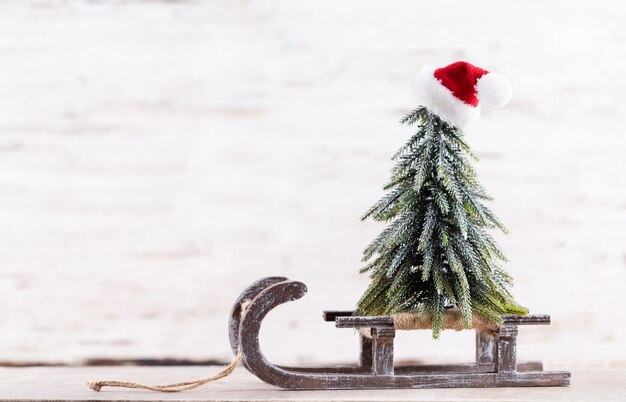 Weihnachtsfeiertagszusammensetzung auf hölzernem Hintergrund. Weihnachtsbaumdekoration und Kopierraum für Ihren Text.