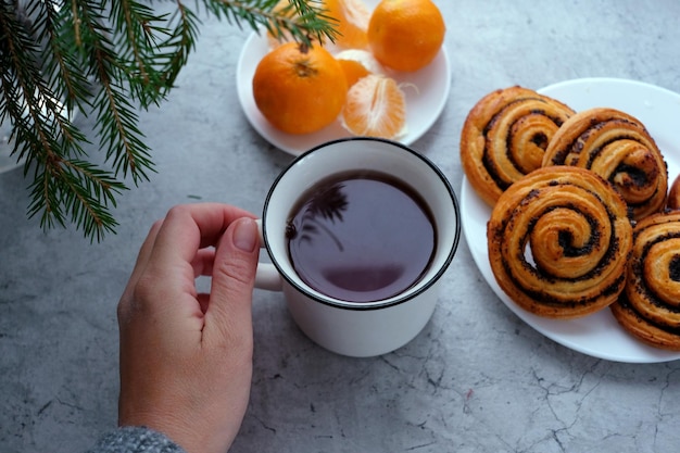 Weihnachtsferien essen Teetasse Mandarine und Mohnbrötchen