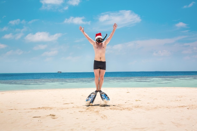 Weihnachtsferien - Mann mit Weihnachtsmütze am tropischen Strand der Malediven