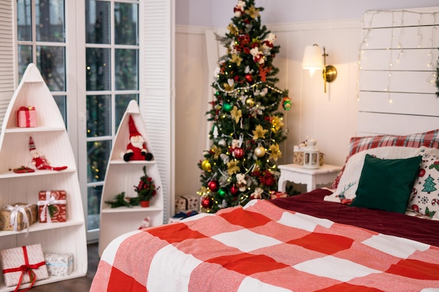 Weihnachtsferien mit Baum und Geschenken Geräumiges Weißlicht-Schlafzimmer im Loft-Stil mit dekoriertem