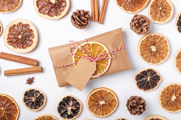 Weihnachtsferien Null Altpapier Geschenkverpackung mit Trockenfruchtscheiben, Zimt und Anis