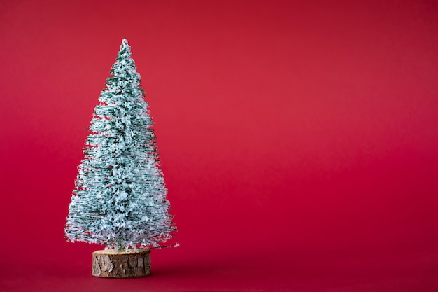 Weihnachtsferienhintergrund. Schneebedeckter Weihnachtsbaum