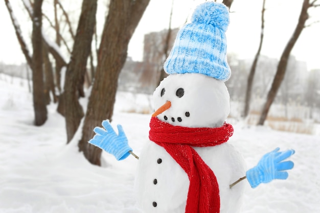 Weihnachtsferienkonzept. Lustiger Schneemann im Winter