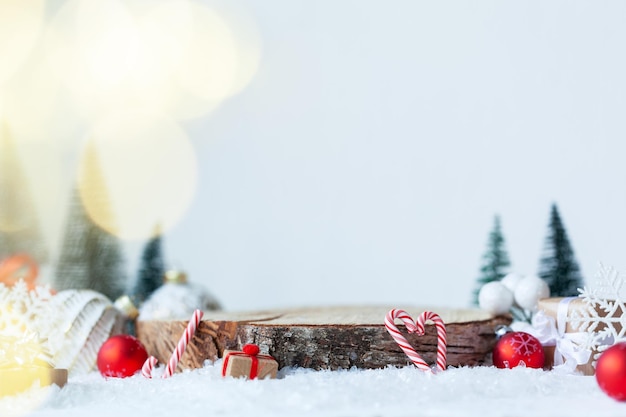 Foto weihnachtsferienmodell mit leerer holzplattform platz für die weihnachtliche produktpräsentation