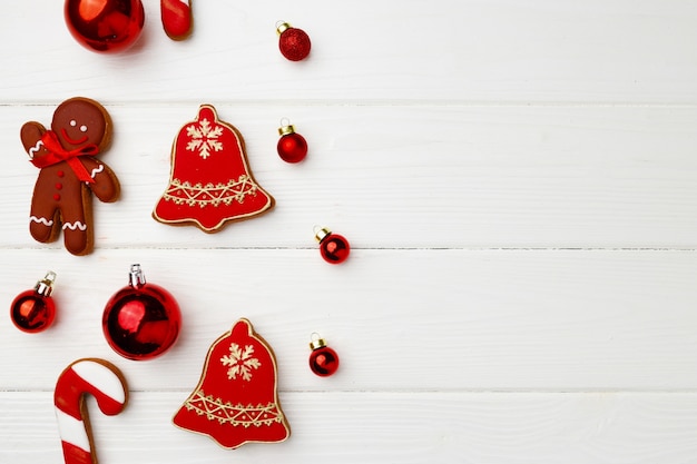 Weihnachtsfest festliche Lebkuchenplätzchen mit Glasur, Draufsicht, Kopienraum