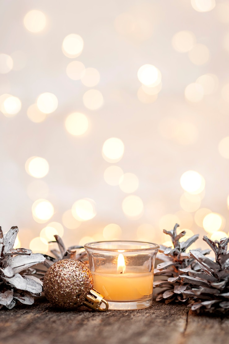Foto weihnachtsfestlicher hintergrund aus christbaumschmuck und brennenden kerzen vertikales foto