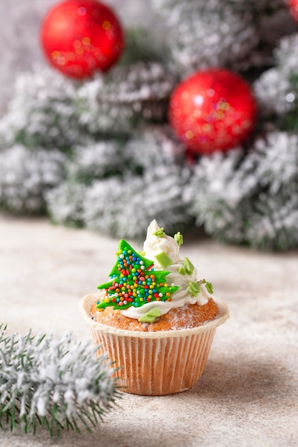 Weihnachtsfestlicher kleiner Kuchen mit Sahne