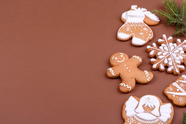 Weihnachtsfestlicher Lebkuchen zu Hause auf farbigem Hintergrund