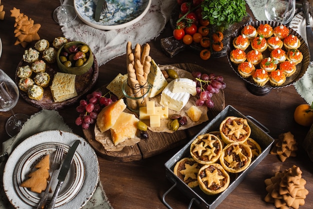 Weihnachtsfesttisch mit Essen