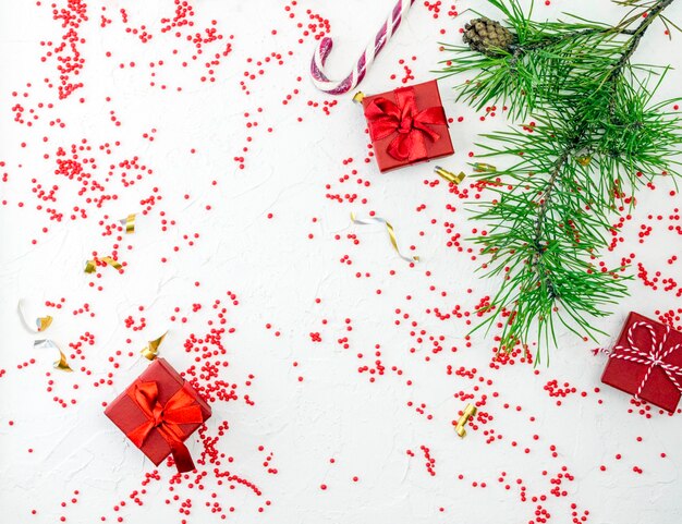 Weihnachtsflacher Hintergrund mit Tannenbaum und Dekorationen auf weißem KopierraumFlat lag