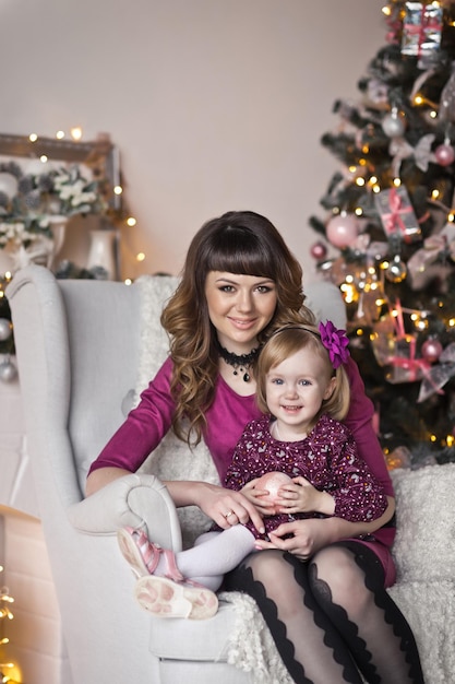 Weihnachtsfoto-Shooting Mutter und kleine Tochter 9408