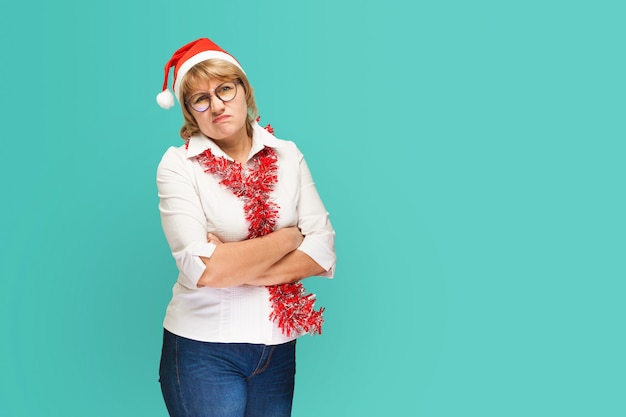 Weihnachtsfrau in Hemd und Jeans auf blauem Hintergrund