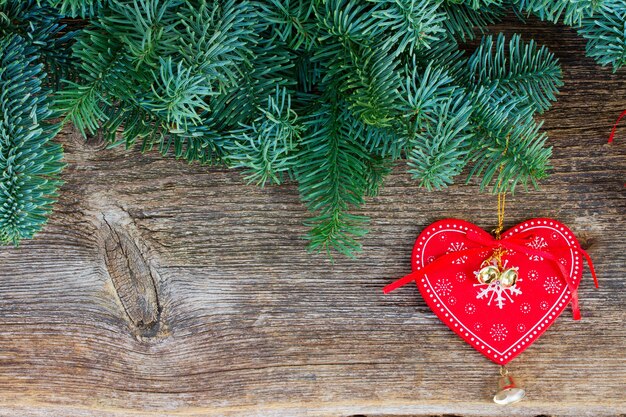 Weihnachtsfrische immergrüne Äste