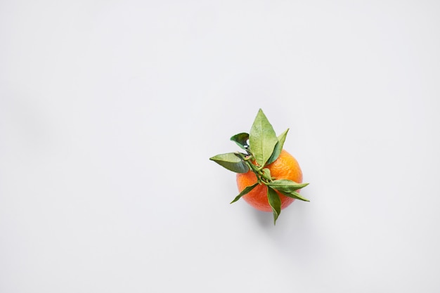 Weihnachtsfrucht. Orange frische Mandarinen oder Mandarinen mit grünen Blättern in einer Papiertüte liegen.