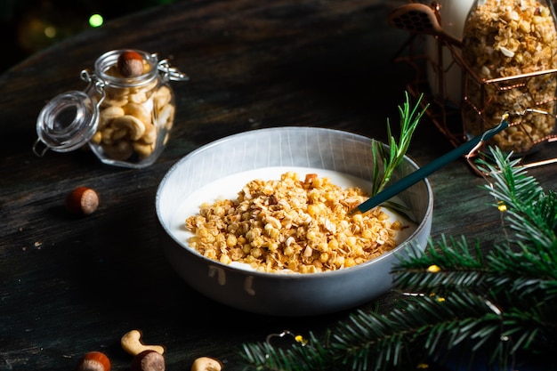 Weihnachtsfrühstück besteht aus Müsli mit Joghurt Weihnachtsmüsli mit Nüssen Winterurlaub Konzept Gesunde Ernährung Haferflocken-Snack