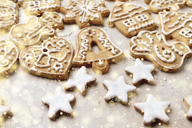 Weihnachtsgebäck auf hellem Hintergrund mit goldenen Schneeflocken