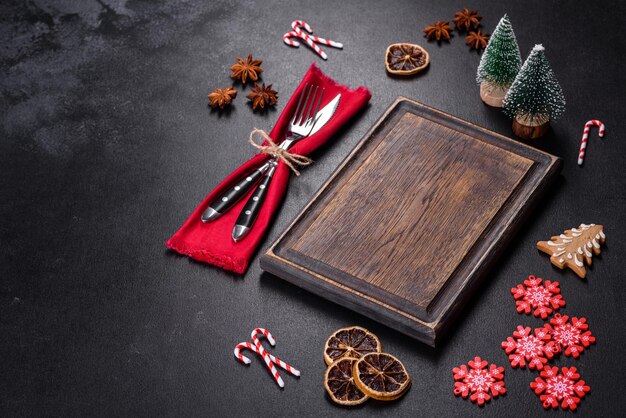 Weihnachtsgedeck mit leerem schwarzem Keramikplatten-Tannenbaum und schwarzen Accessoires