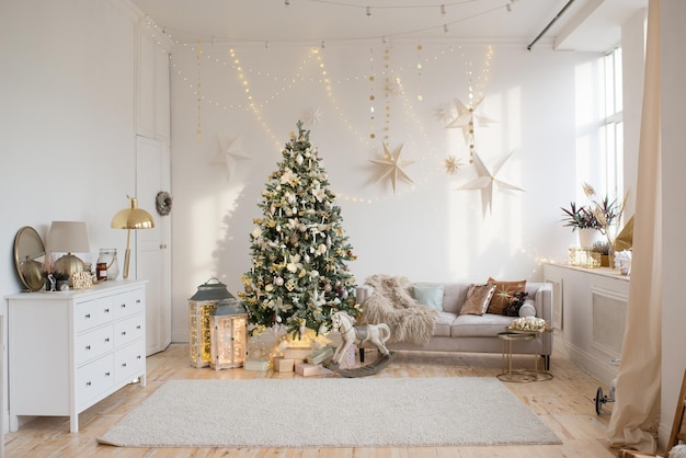 Weihnachtsgemütliches Wohninterieur im modernen skandinavischen Stil