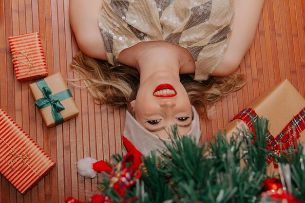 Weihnachtsgeschenk Festliche Feiertagskomposition mit Frauengeschenkboxen Kiefernkugeln