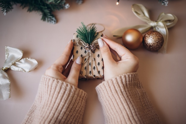 Weihnachtsgeschenk in der Hand. Neujahr. Weihnachten