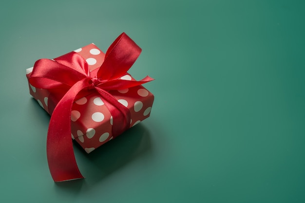 Weihnachtsgeschenk in roter und weißer Verpackung mit Tupfen
