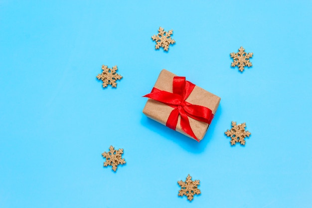 Weihnachtsgeschenk mit roter Schleife und goldenen Sternen