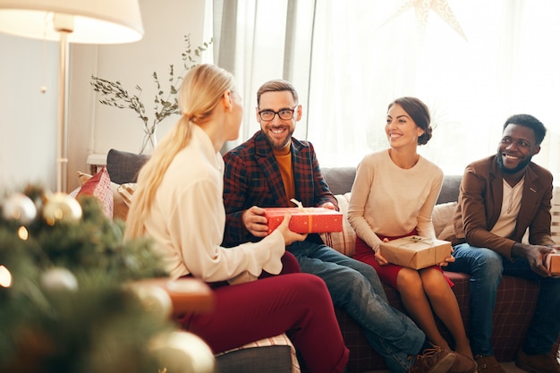 Weihnachtsgeschenk präsentieren