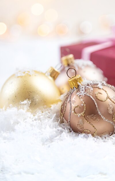 Weihnachtsgeschenk und Ornamente auf Schnee