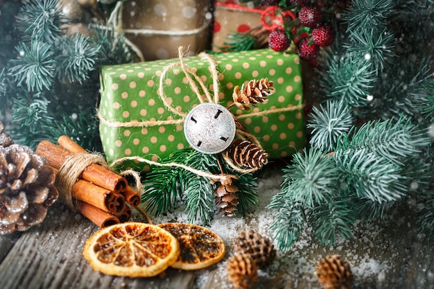 Weihnachtsgeschenk und Weihnachtsbaum auf dunklem hölzernem Hintergrund