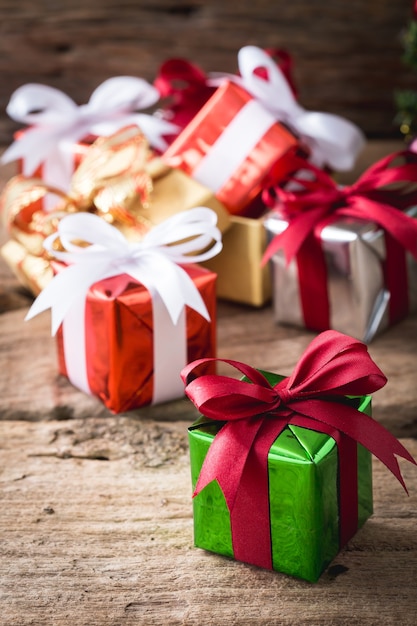 Weihnachtsgeschenkbox auf hölzernem Hintergrund