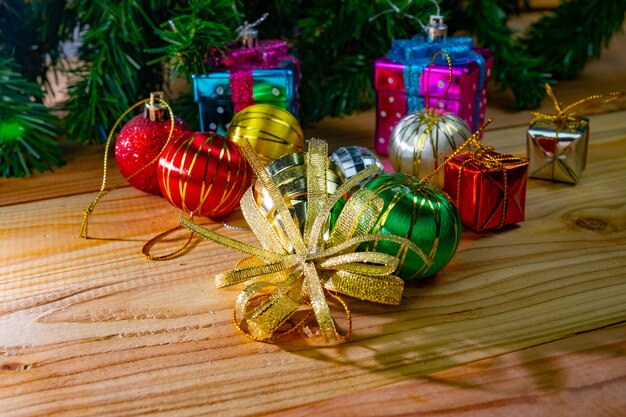 Foto weihnachtsgeschenkbox auf holztisch